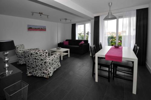 Comfort One-Bedroom Apartment image 4