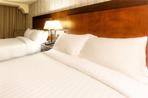 Standard Double Room image 9