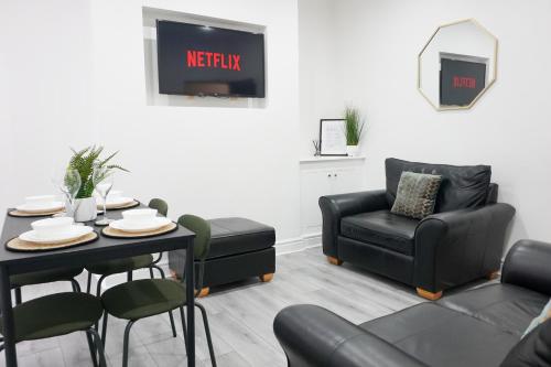 Central Location Liverpool, Modern Home, 4 BR, Sleeps 9, Free Parking, Liverpool (photo 5)