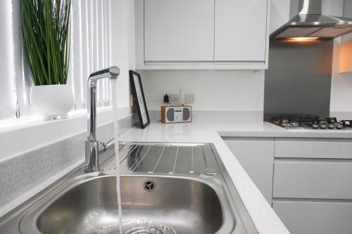 Central Location Liverpool, Modern Home, 4 BR, Sleeps 9, Free Parking, Liverpool (photo 3)