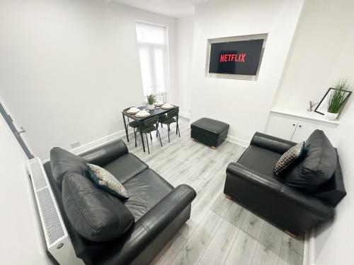 Central Location Liverpool, Modern Home, 4 BR, Sleeps 9, Free Parking, Liverpool (photo 9)
