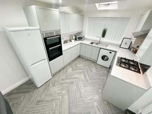 Central Location Liverpool, Modern Home, 4 BR, Sleeps 9, Free Parking, Liverpool (photo 8)