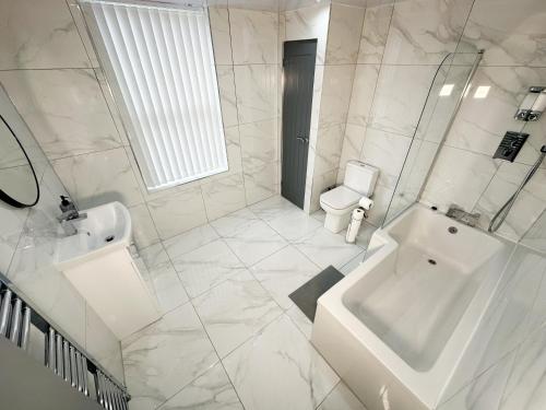 Central Location Liverpool, Modern Home, 4 BR, Sleeps 9, Free Parking, Liverpool (photo 7)