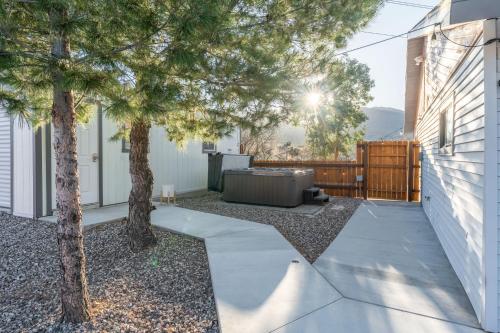 MountainView Zen Retreat with Hot Tub, Game Room, Close to Old Town - Accommodation - Cottonwood