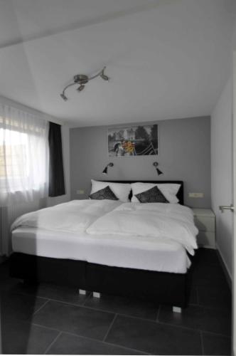 Comfort One-Bedroom Apartment image 6