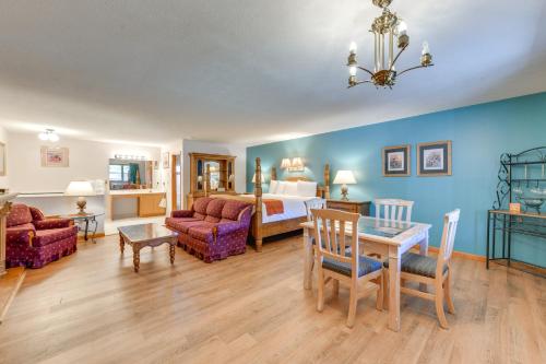 Pet-Friendly Maggie Valley Studio Community Pool!