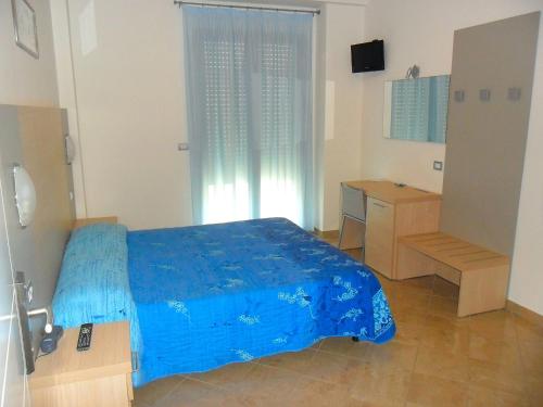 1 queen bed, 1 twin bed