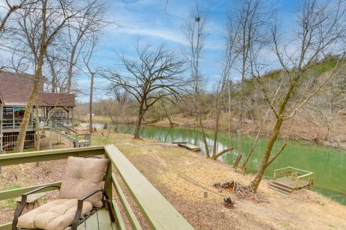 . Cozy Riverfront Cabin about 2 Mi to Main Street Hardy