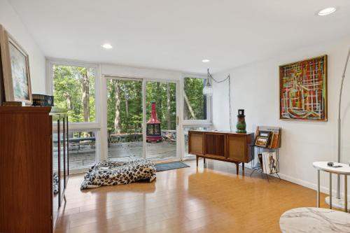 Pineview Haven by KABINO Bright and Modern Open Concept Carport Private Patio Sunroom in Knoxville, USA