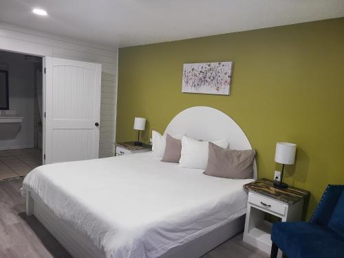 Blue Sky Inn- Complimentary Happy Hour Th-Sun, Veteran owned, Full Breakfast, Best green space, 1 mile from Blue Ridge, Fire Pit - Ducktown
