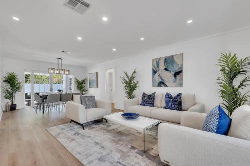 Villa Blanca 5 bedroom 3 Bath with Heated Pool & BBQ in Miami, USA