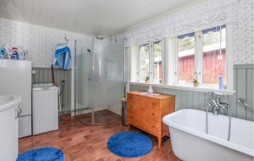 Badkamer, Cozy Home In Strömstad With Wifi (Cozy Home In Stromstad With Wifi) in Stromstad