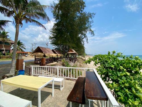 White Beach Resort in Prachuap Khiri Khan