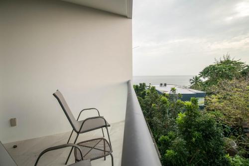 Escape Condominiums Beachfront Suites - Mae Phim Room Type - Deluxe Queen Studio 