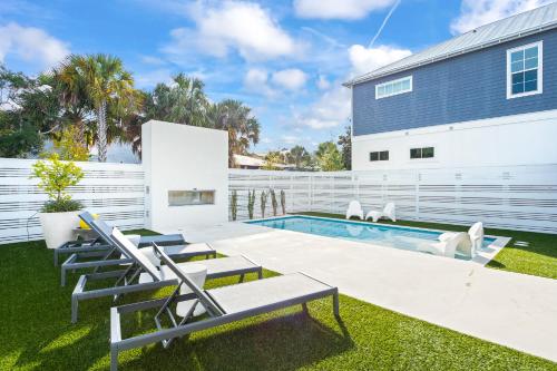 NEW Listing! 4 BR/ 3.5 BA, SLEEPS 10, HEATED SALT WATER POOL