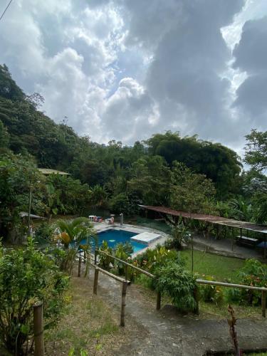 Cabana rural con piscina in Atardeceres