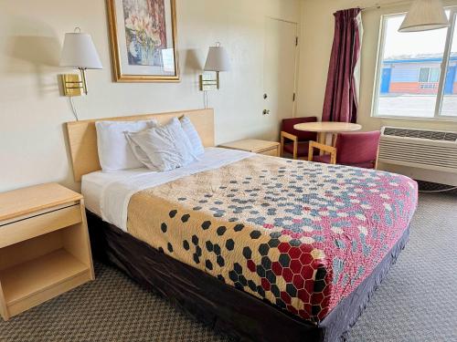 Rodeway Inn - image 37