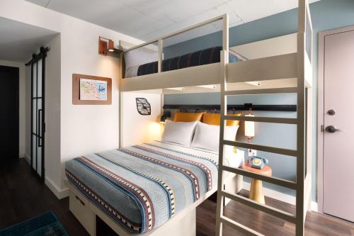 2 bunk beds