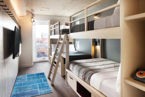 2 bunk beds