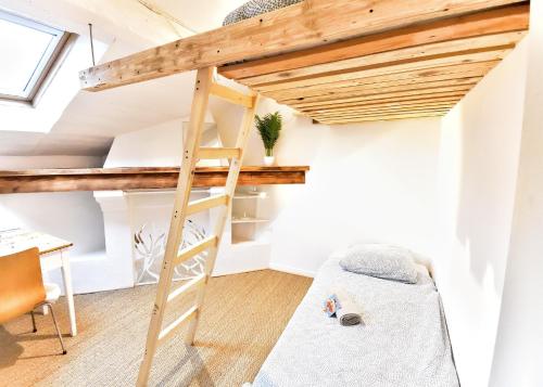 2 bunk beds