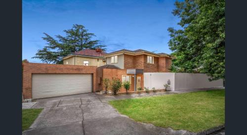 3BR Artistic Home, Netflix, Gym, Camberwell market. Taste The True Melbourne