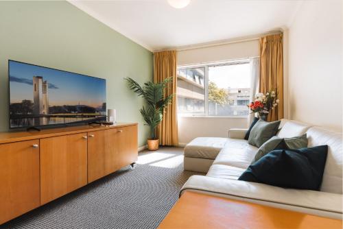 Canberra 1-Bed with Pool, Gym, BBQ & Tennis Court