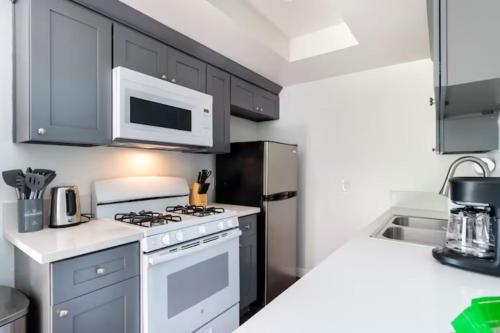New Renovated Spacious 3 bedroom near DT Alhambra in Alhambra, USA
