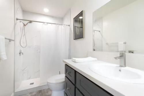 New Renovated Spacious 3 bedroom near DT Alhambra in Alhambra, USA