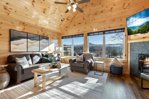 Parkway Paradise w/ Private Hot Tub in Pigeon Forge, USA