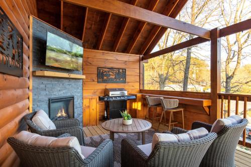 Parkway Paradise w/ Private Hot Tub in Pigeon Forge, USA