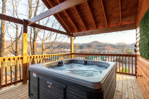 Parkway Paradise w/ Private Hot Tub