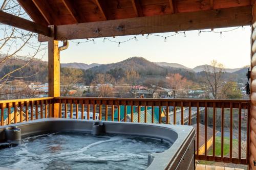 Parkway Paradise w/ Private Hot Tub