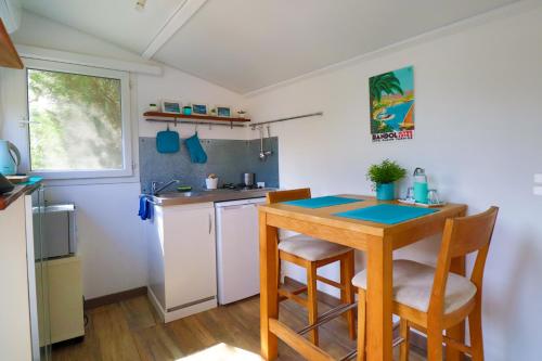 virtuvė, Le Mas de Bertagne studio kitchenette terrasse piscine in Žemenas