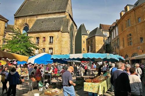 OREE DU CHATEAU : maison de charme avec piscine chauffée dans Beynac