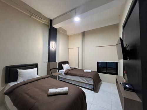 Standard Twin Room room in Brenn Hotel Semarang Mitra RedDoorz