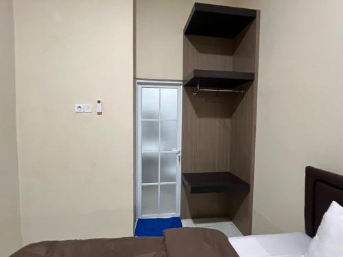 Family Room image 9