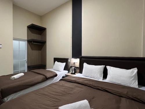 Family Room image 7