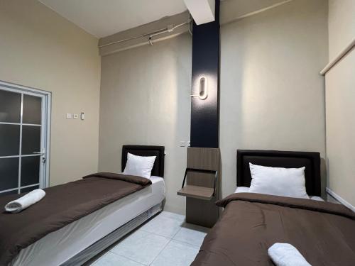 Standard Twin Room image 7