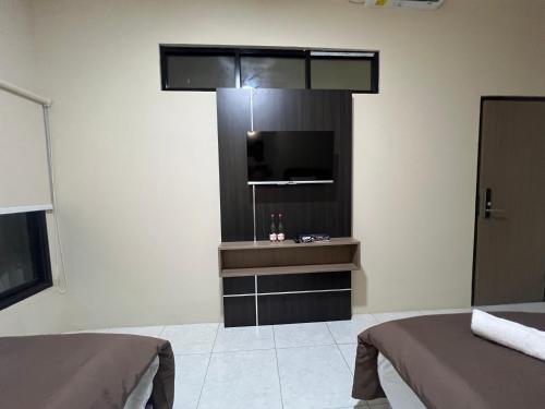 Standard Twin Room image 9