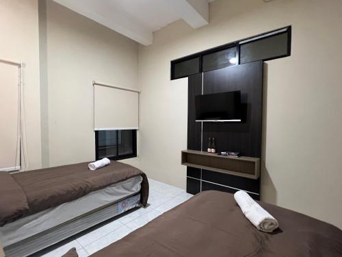 Standard Twin Room image 10