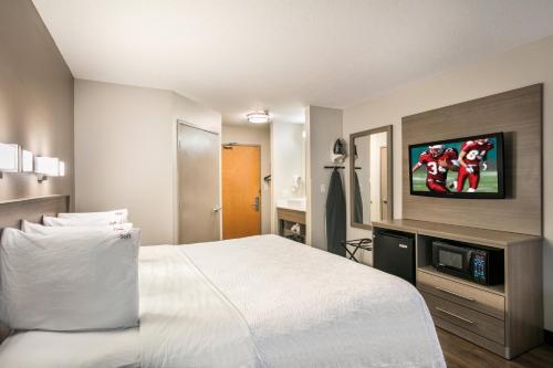 Red Roof Inn PLUS+ Boston - Logan in Saugus, USA