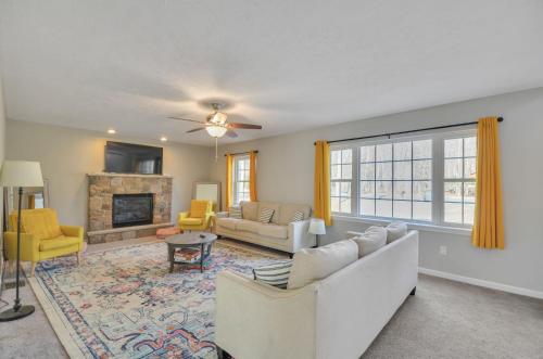Pocono retreat- Lake, Firepit, BBQ, Gameroom, Ski home in Pocono Summit, USA
