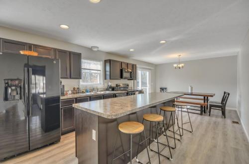 Pocono retreat- Lake, Firepit, BBQ, Gameroom, Ski home in Pocono Summit, USA