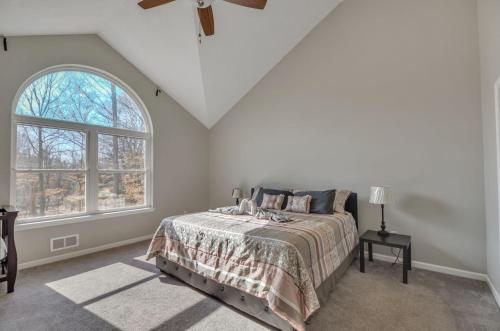 Pocono retreat- Lake, Firepit, BBQ, Gameroom, Ski home in Pocono Summit, USA