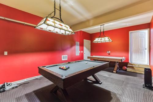 Pocono retreat- Lake, Firepit, BBQ, Gameroom, Ski home in Pocono Summit, USA