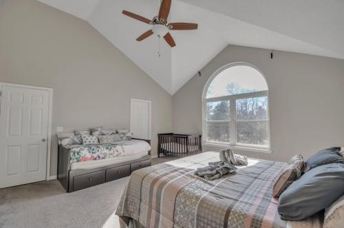 Pocono retreat- Lake, Firepit, BBQ, Gameroom, Ski home in Pocono Summit, USA