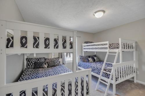 Pocono retreat- Lake, Firepit, BBQ, Gameroom, Ski home