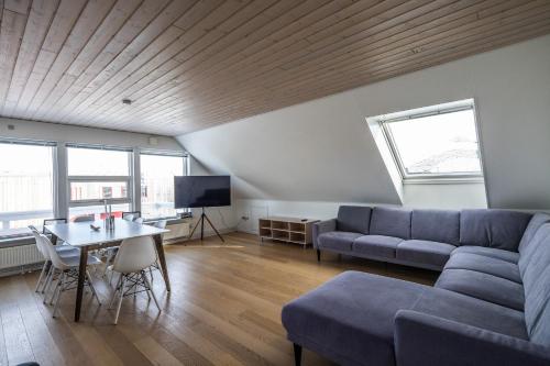 ห้องส่วนกลางสำหรับนั่งเล่น/ดูทีวี, Ilulissat Stay - 4-bedroom villa with sea view and hot tub in ลูลิสซัท