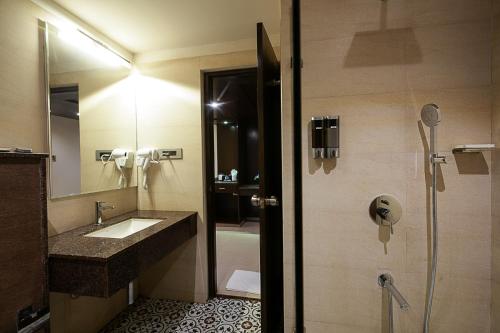 room detail thumbnail 2