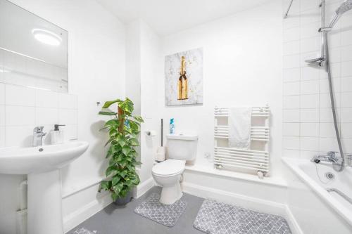 Luxury Central London Balcony 1-Bed Apartment w Parking, London (photo 3)